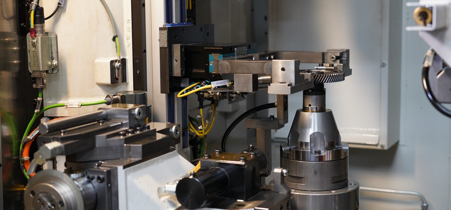 Gear grinding machine